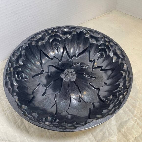 Nordic Ware Cast Aluminum Flower Bundt Pan 10 Cup Capacity Nonstick Black Finish - Picture 2 of 11
